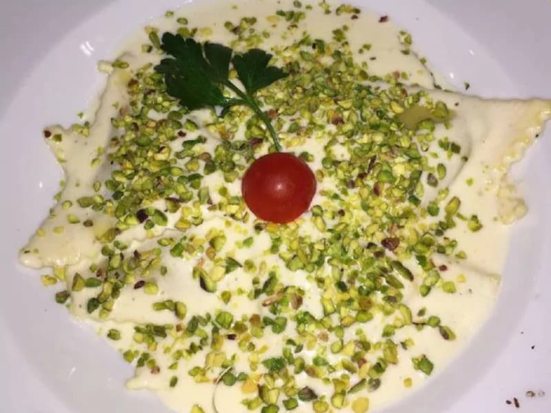Ravioli con granella di pistacchi e crema di parmigiano