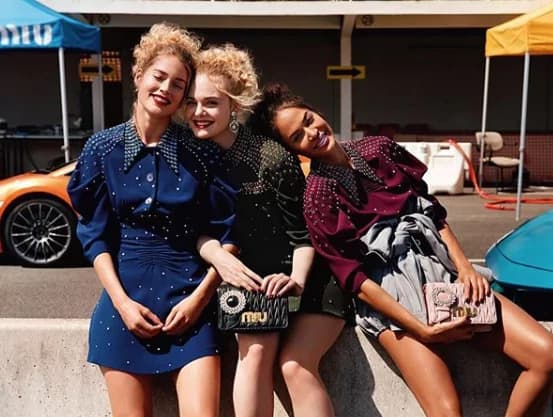 Donne e motori sono protagonisti della nuova campagna Miu Miu Croisiere [GALLERY]