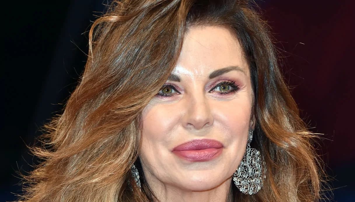 Alba Parietti racconta le molestie subite: “Mi sentivo una pistola puntata alla tempia”