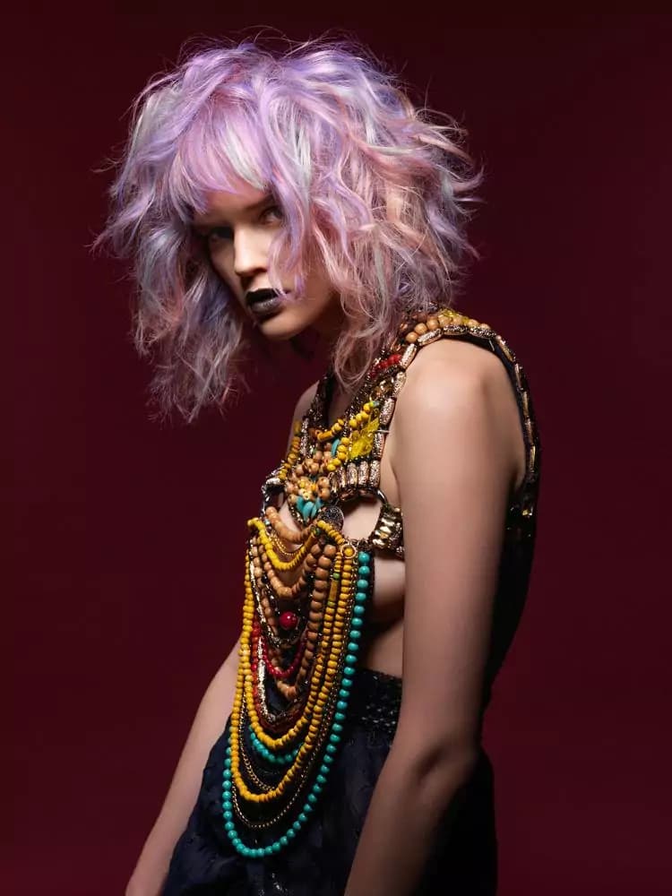 Tendenze capelli 2018: i colori naturali e metallico sono le nuance a cui ispirarsi [GALLERY]