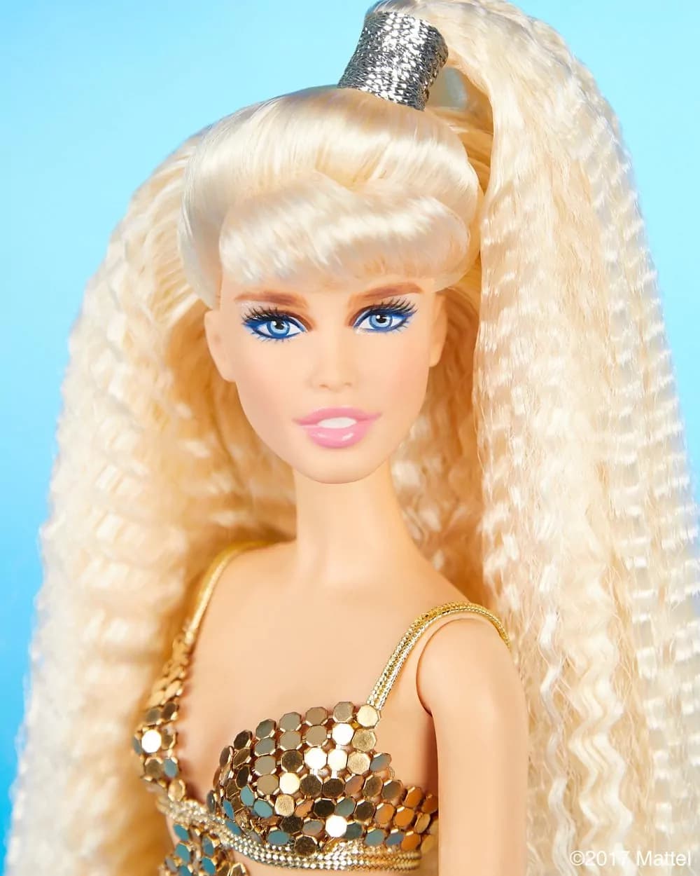 Mattel trasforma Claudia Schiffer in una Barbie vestita Versace