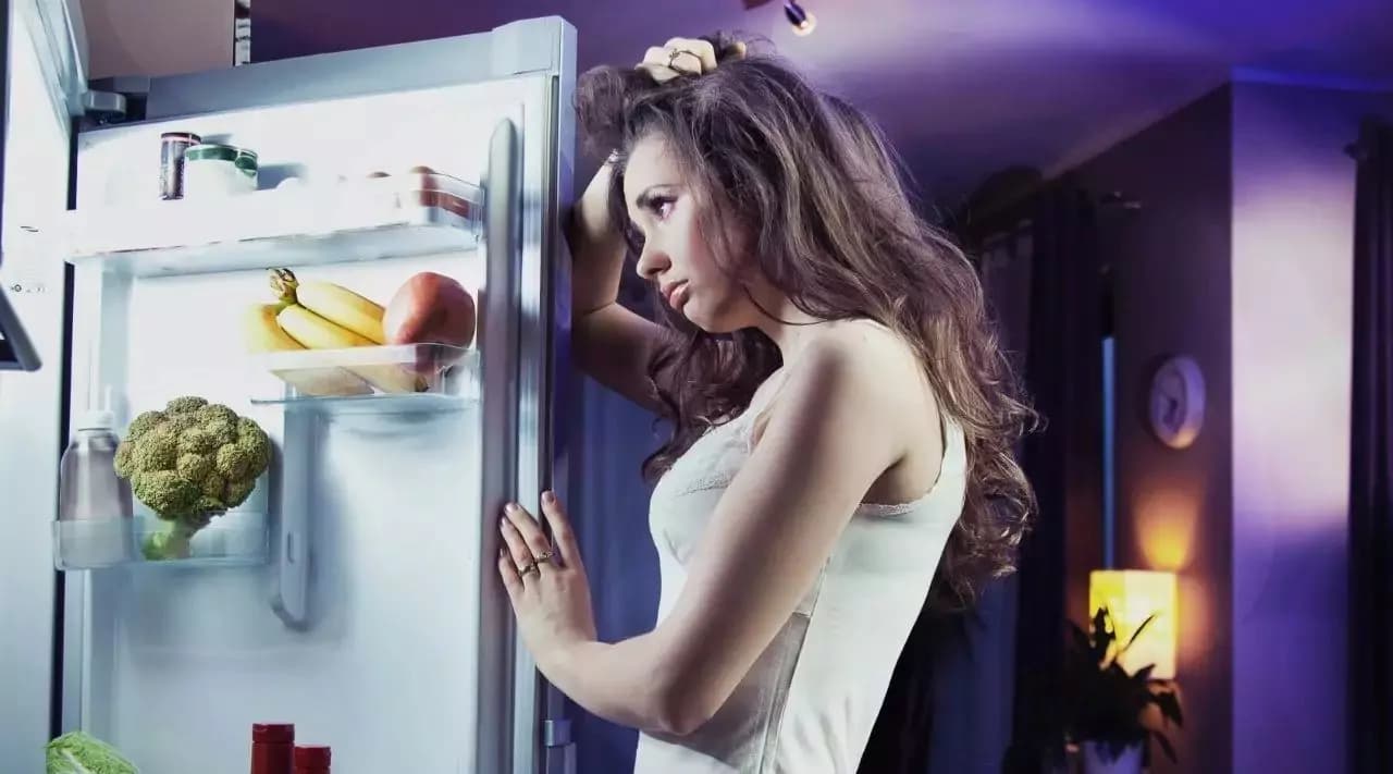Salute: mangiare subito prima di dormire favorisce diabete e fa male al cuore
