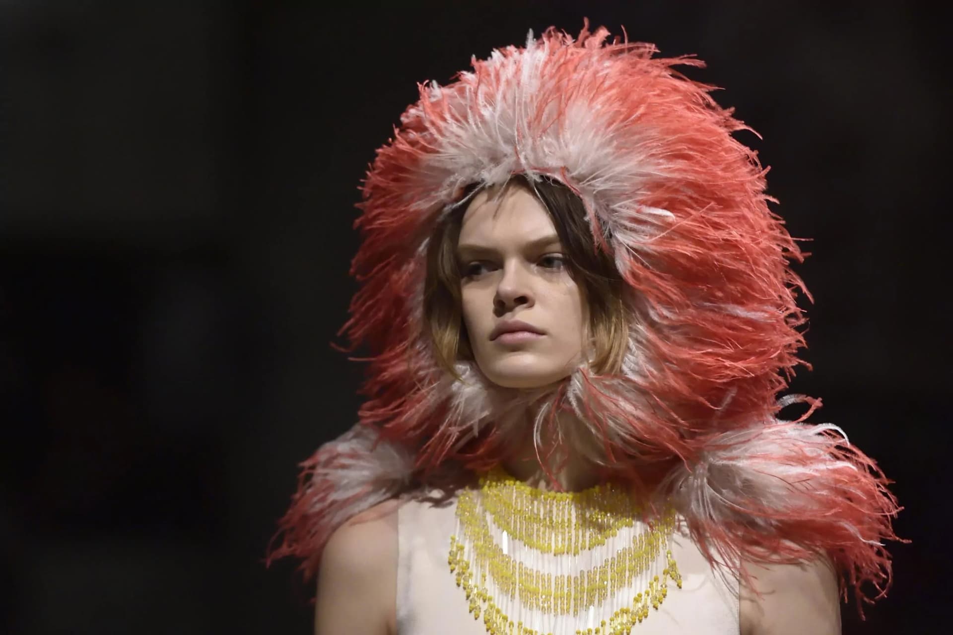 Moda: la tendenza di stagione sono le piume, su abiti e accessori [GALLERY]