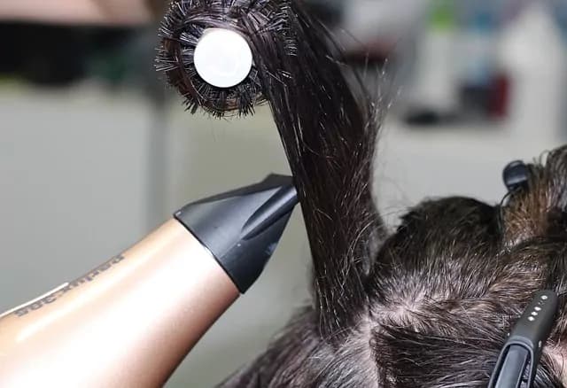 Capelli raccolti, come realizzare uno chignon alla moda