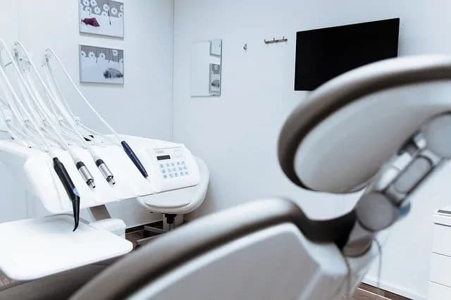 Chirurgia orale, il protocollo per la disinfezione dello studio dentistico e della sala operatoria