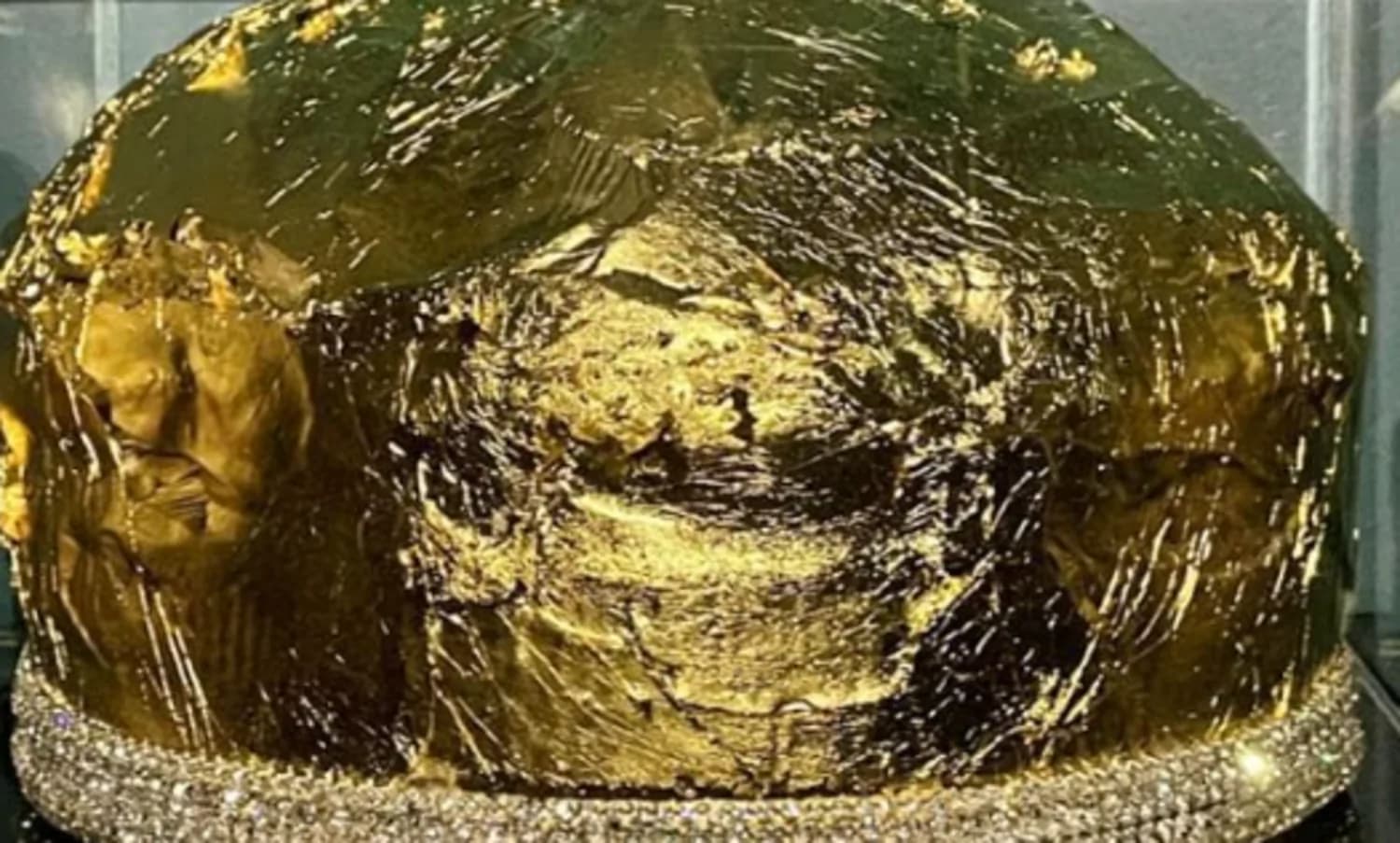 Il panettone più costoso d’Italia ricoperto d’oro e cristalli Swarovski