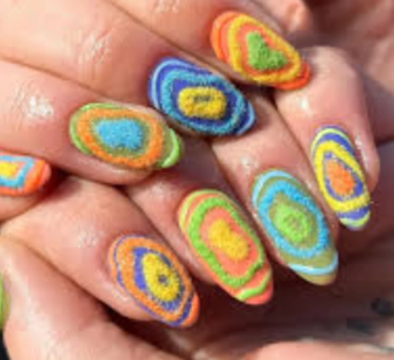 Fluffy nails: la tendenza unghie che spopola su TikTok