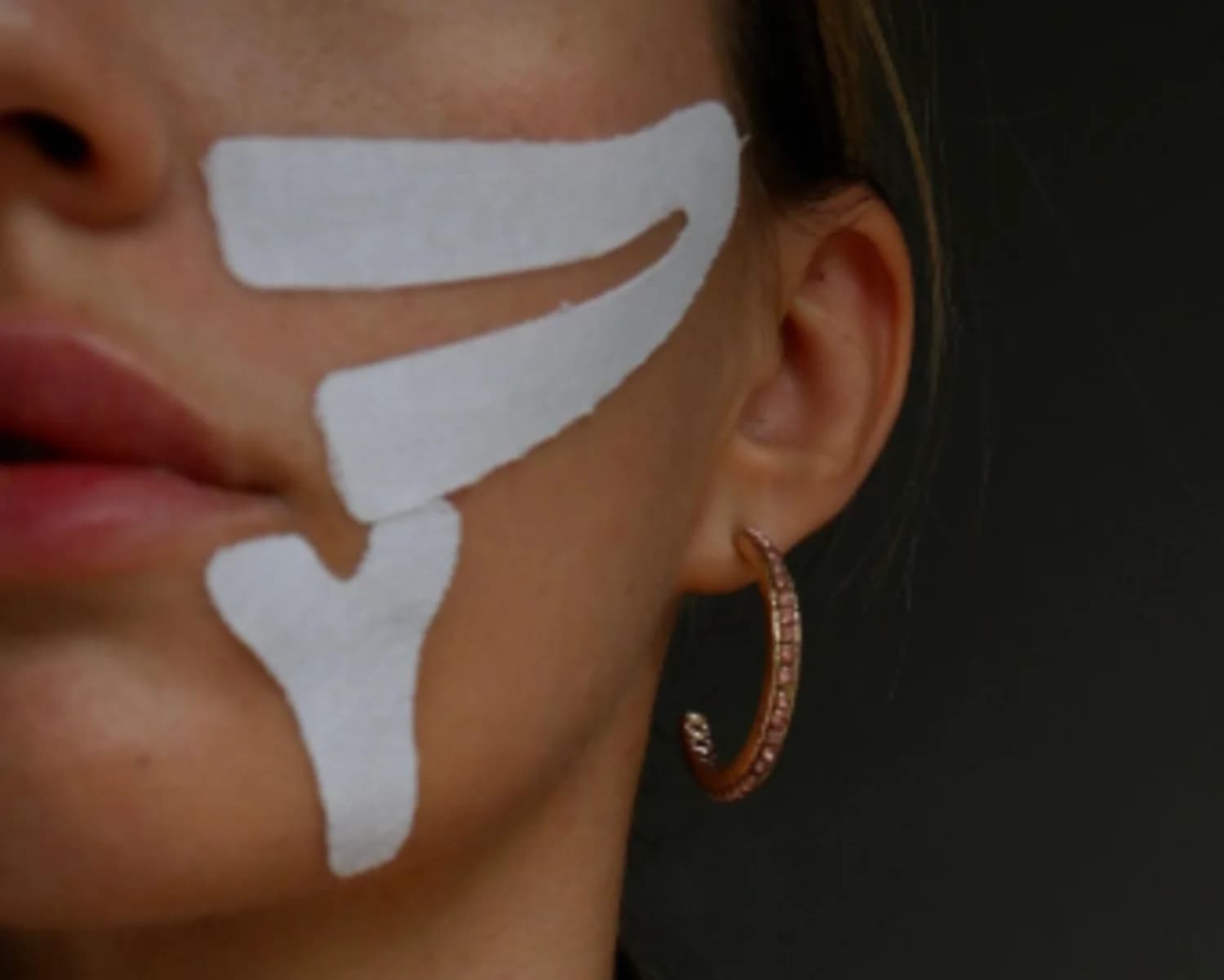 Face taping: il segreto di bellezza naturale per combattere le rughe