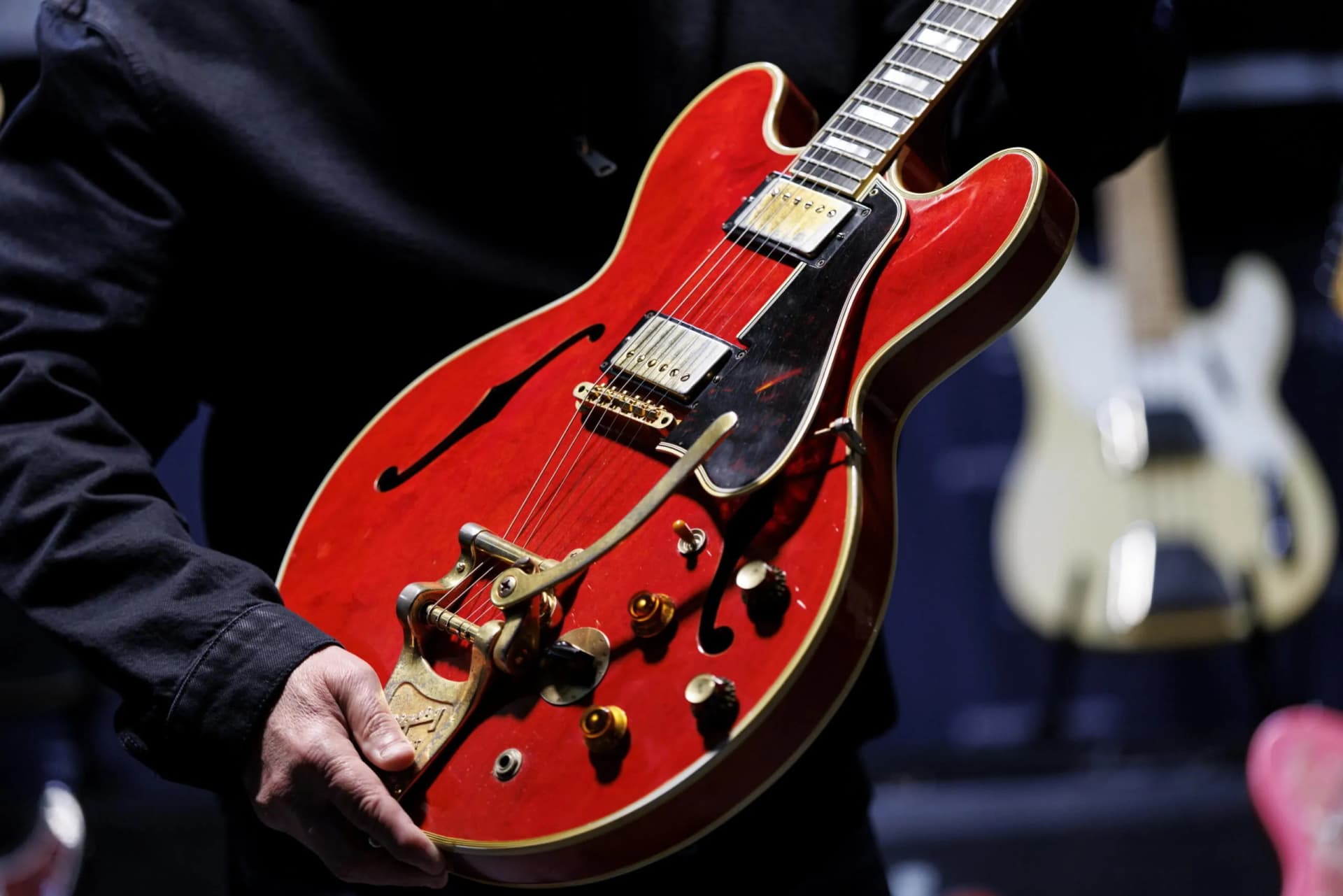 Esplose con gli Oasis: la chitarra della rottura all’asta da record