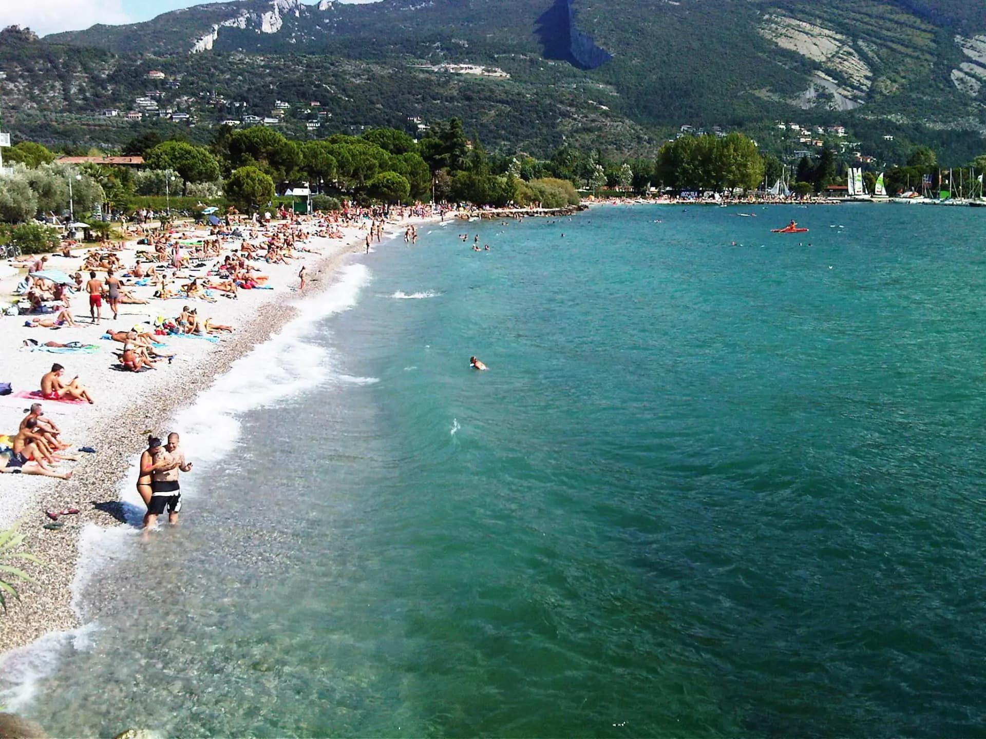 Il lago batte il mare: l’estate delle it girl è sul Garda