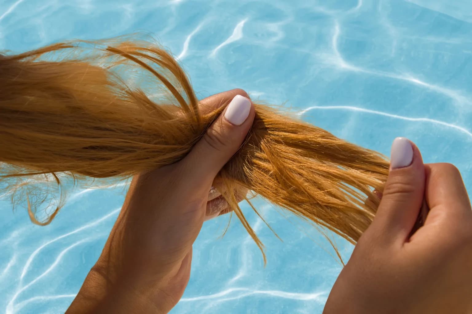 Profumo per capelli: il trucco anti-caldo che salva la chioma