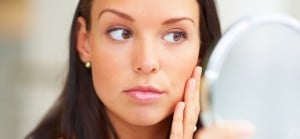 young-woman-mirror-746x346