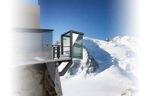Montagna: bolla vetro appesa su precipizio Monte Bianco