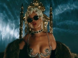 rihanna-in-pour-it-up