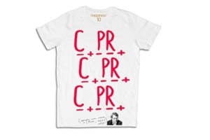 Vittorio Sgarbi firma T-shirt per Happiness