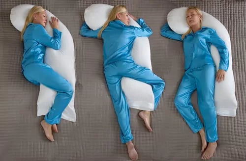 Guida al sonno: scopri quali sono tutti i pro e i contro delle posizioni assunte mentre dormi