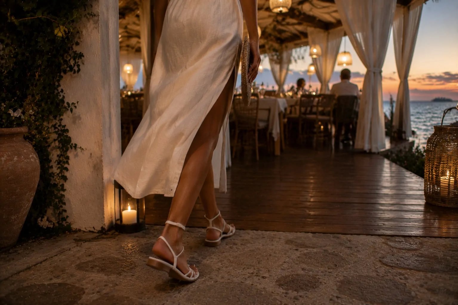 Sandali bianchi: la scarpa più sensuale dell’estate, anche senza tacco
