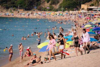spiaggia piena estate 350x233