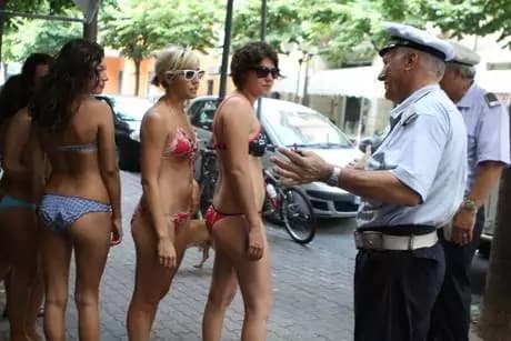 A Lipari (Me) costume da bagno vietato in strada, multe da 500 euro