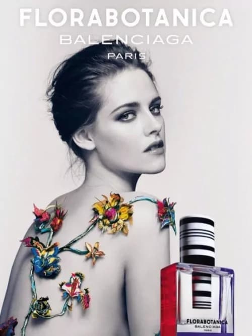 Kristen Stewart posa senza veli per la nuova fragranza Balenciaga Florabotanica