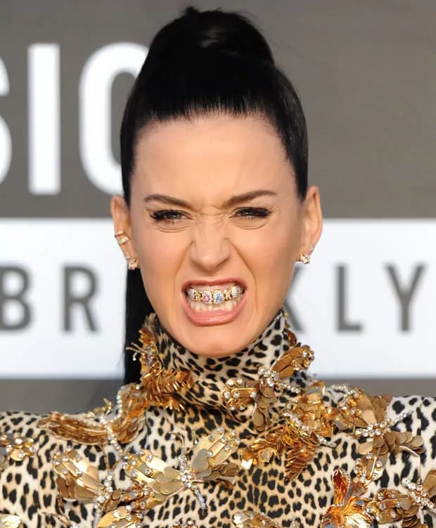 Anche KATY PERRY mostra un sorriso prezioso ai VMA