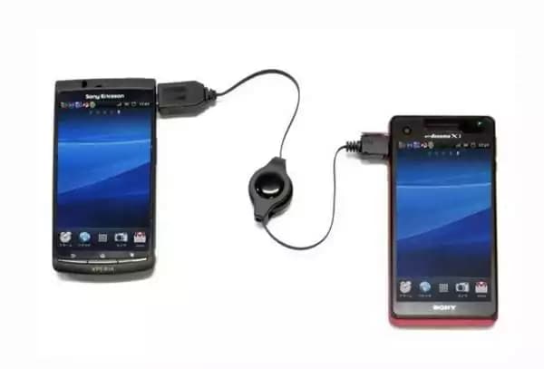 Come ricaricare la batteria senza presa di corrente: il caricabatterie Smartphone-to-Smartphone