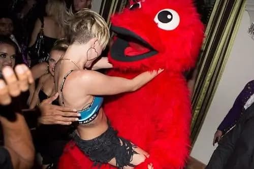 Miley Cyrus senza limiti, e stavolta sceglie Twitter