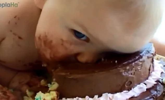 I bambini alle prese con la torta di compleanno! (VIDEO)