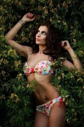 Modella russa rapina una banca per divertirsi