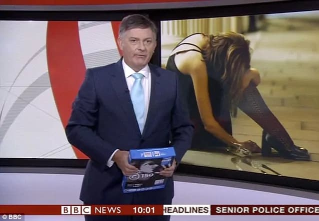 Giornalista presenta TG con una risma di fogli A4 in mano al posto dell’iPad (VIDEO)