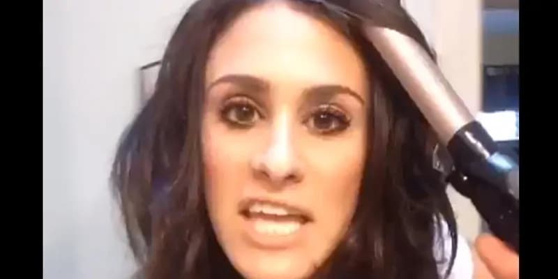 Scambia l’arricciacapelli per un microfono e si brucia (VIDEO)