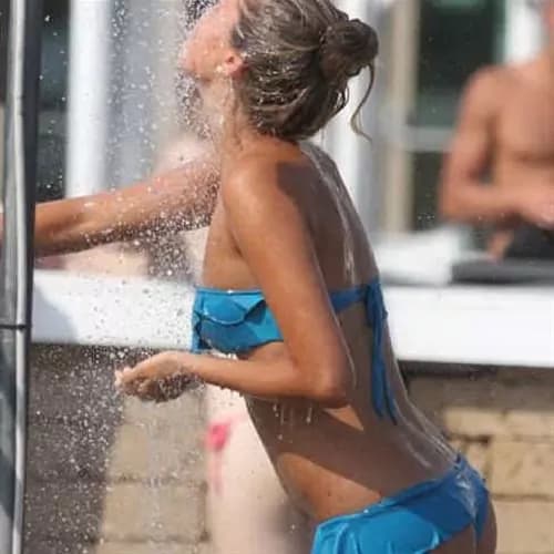 Doccia sexy! Si, ma nella vetrina di un negozio di Palermo (VIDEO)