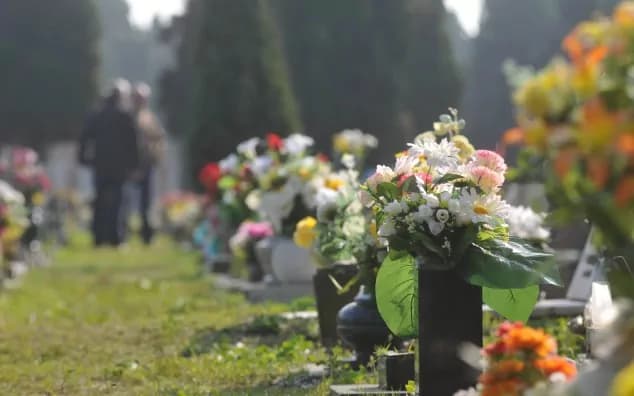 Fa sesso con l’amante nella tomba del marito: l’incredibile storia di una donna campana