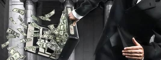 Trova per strada 105mila euro, li restituisce!
