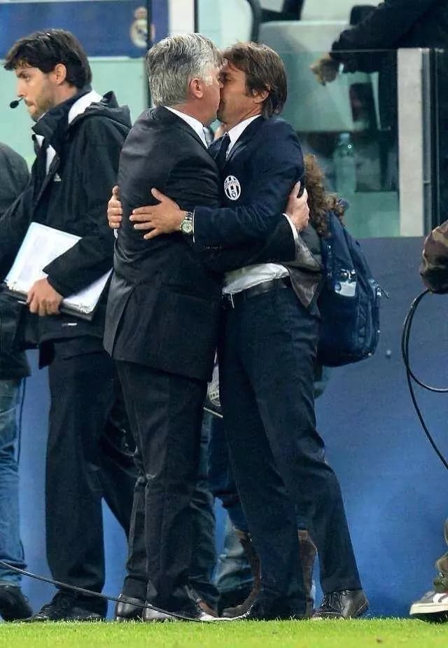 Bacio tra Conte e Ancelotti