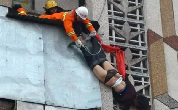 Tenta il suicidio: salvata per le mutande