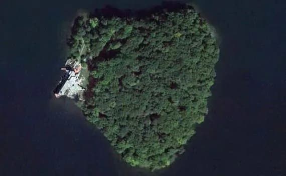 Angelina Jolie regala un’isola a forma di cuore per i 50 anni del suo Brad