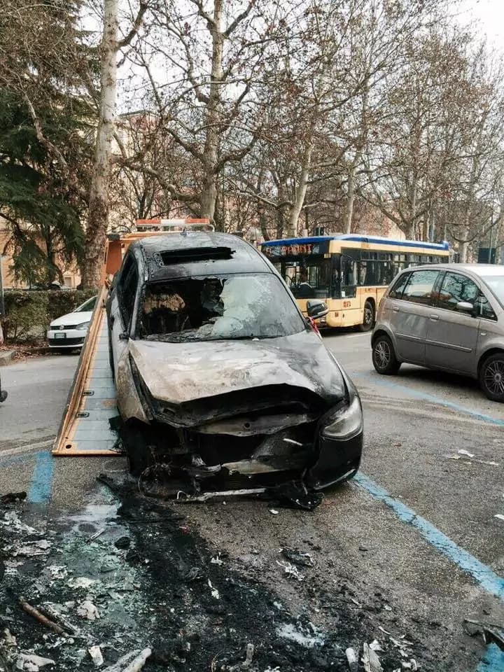 Bruciata l’auto di Francesco Sole: il suo sfogo su Facebook