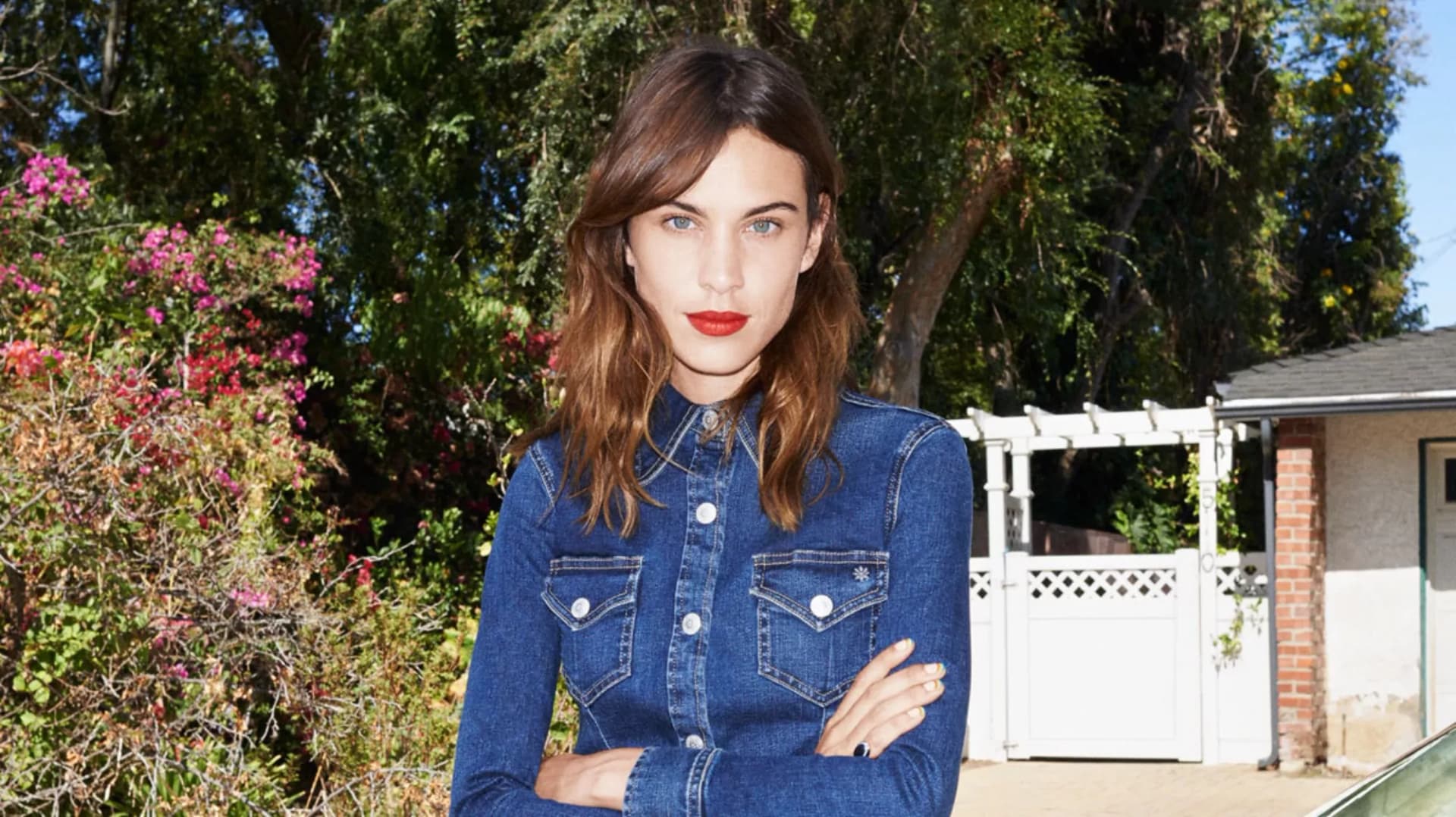 Alexa Chung lancia una capsule collection in collaborazione con AG