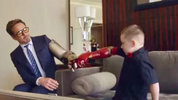 Iron Man regala un braccio bionico ad un bambino invalido