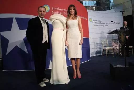 Usa: la first lady Melania Trump dona un abito per l’inaugurazione del National Museum of American History