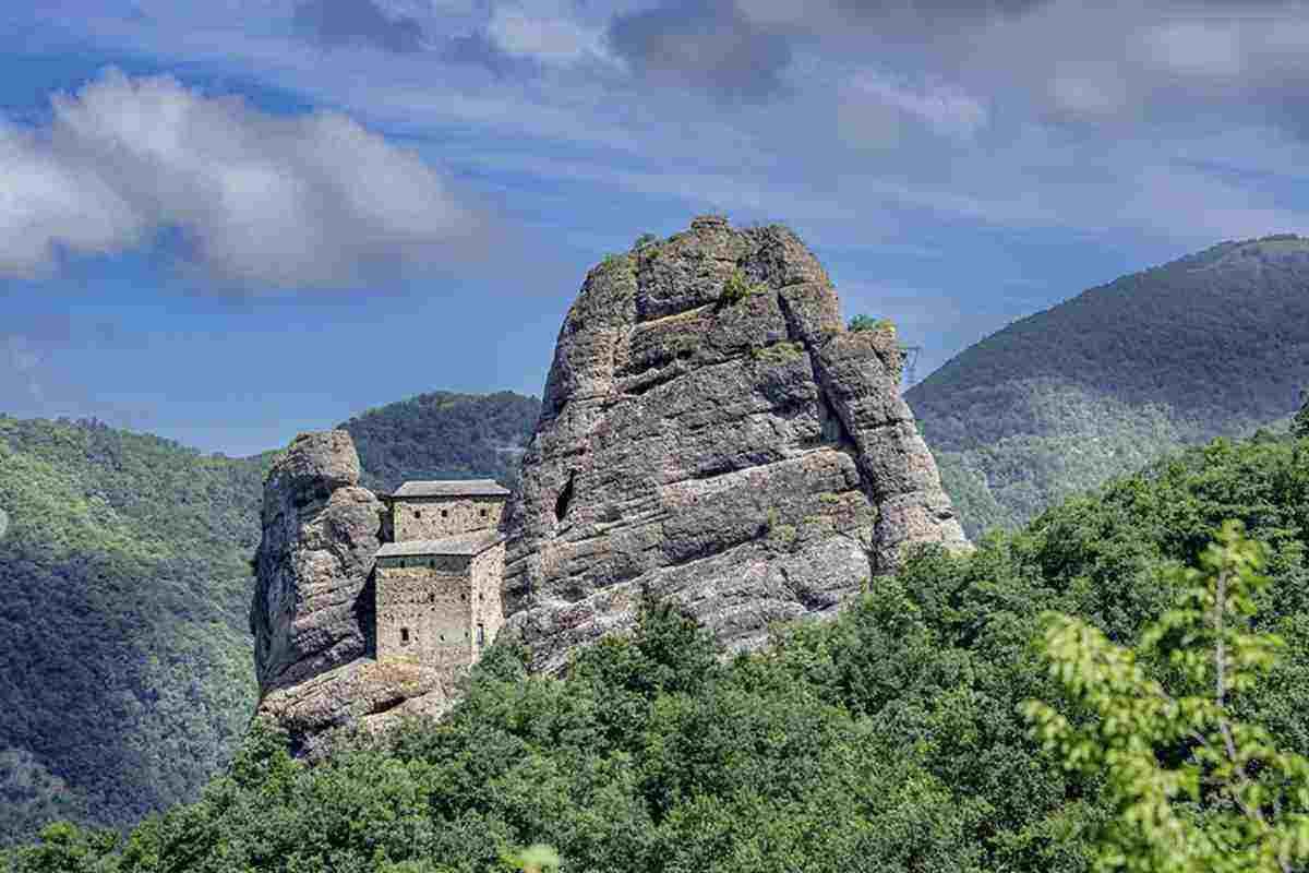 Le stagioni ideali per visitare il Castello della Pietra e il borgo di Vobbia sono la primavera