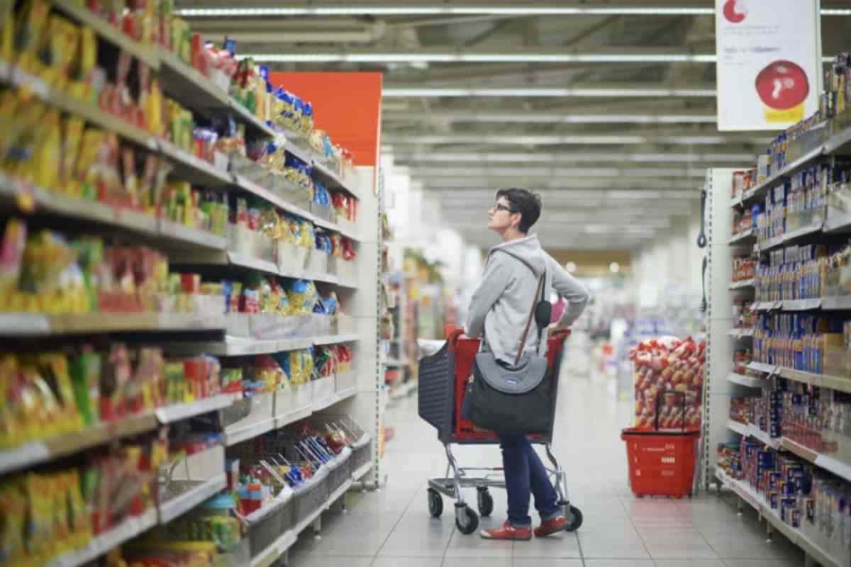 Parallelamente ai consigli per il consumatore, anche i supermercati italiani stanno adottando modelli più sostenibili