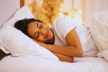 Perché non dovresti mai andare a dormire con il trucco