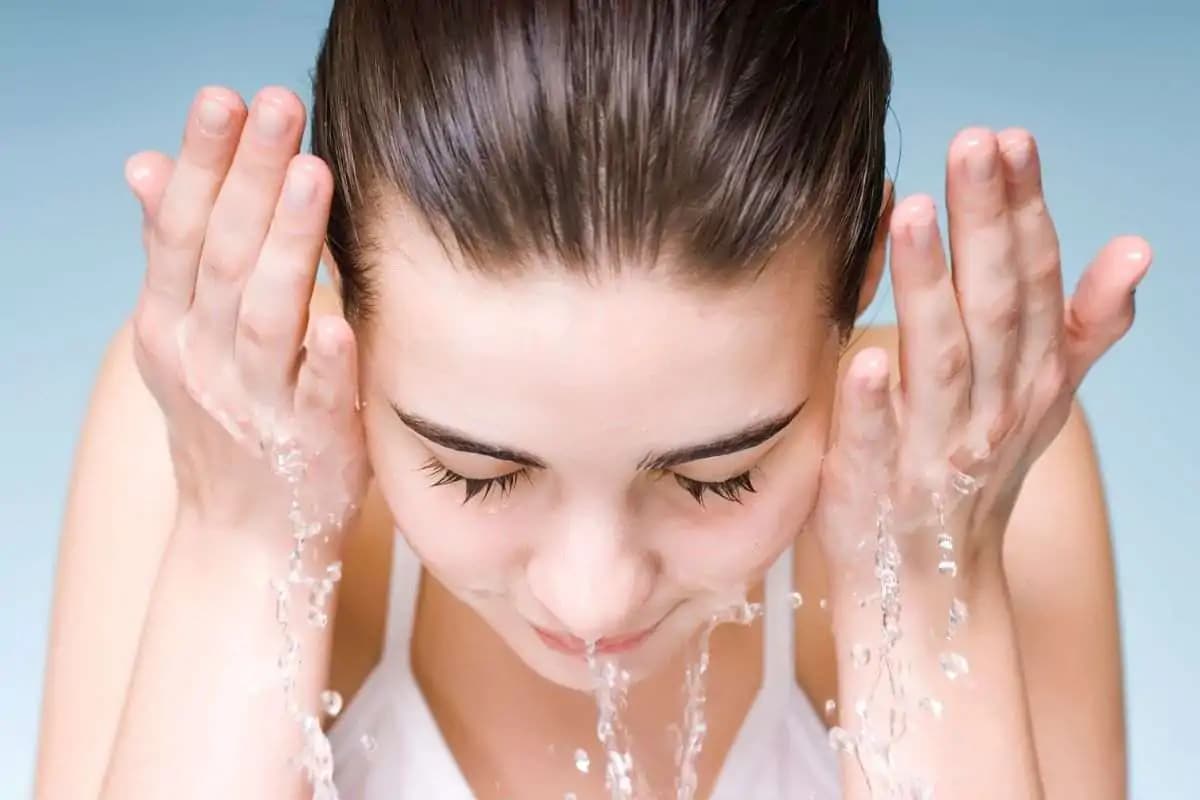 A che temperatura va lavato il viso per non danneggiarlo