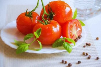 Strofina questo frutto sul viso e avrai la pelle 20 volte più liscia e luminosa