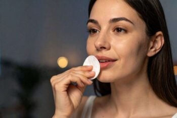se ti strucchi con latte detergente o acqua micellare fai attenzione