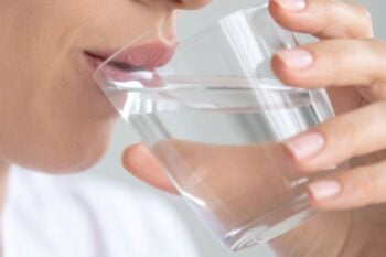 bere acqua