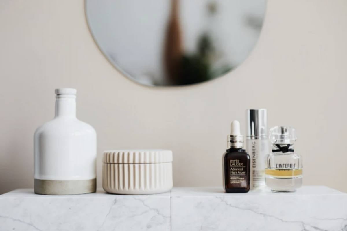 Gli strumenti per l’applicazione del make-up, come pennelli e spugne, sono notoriamente ricettacoli di germi e batteri.