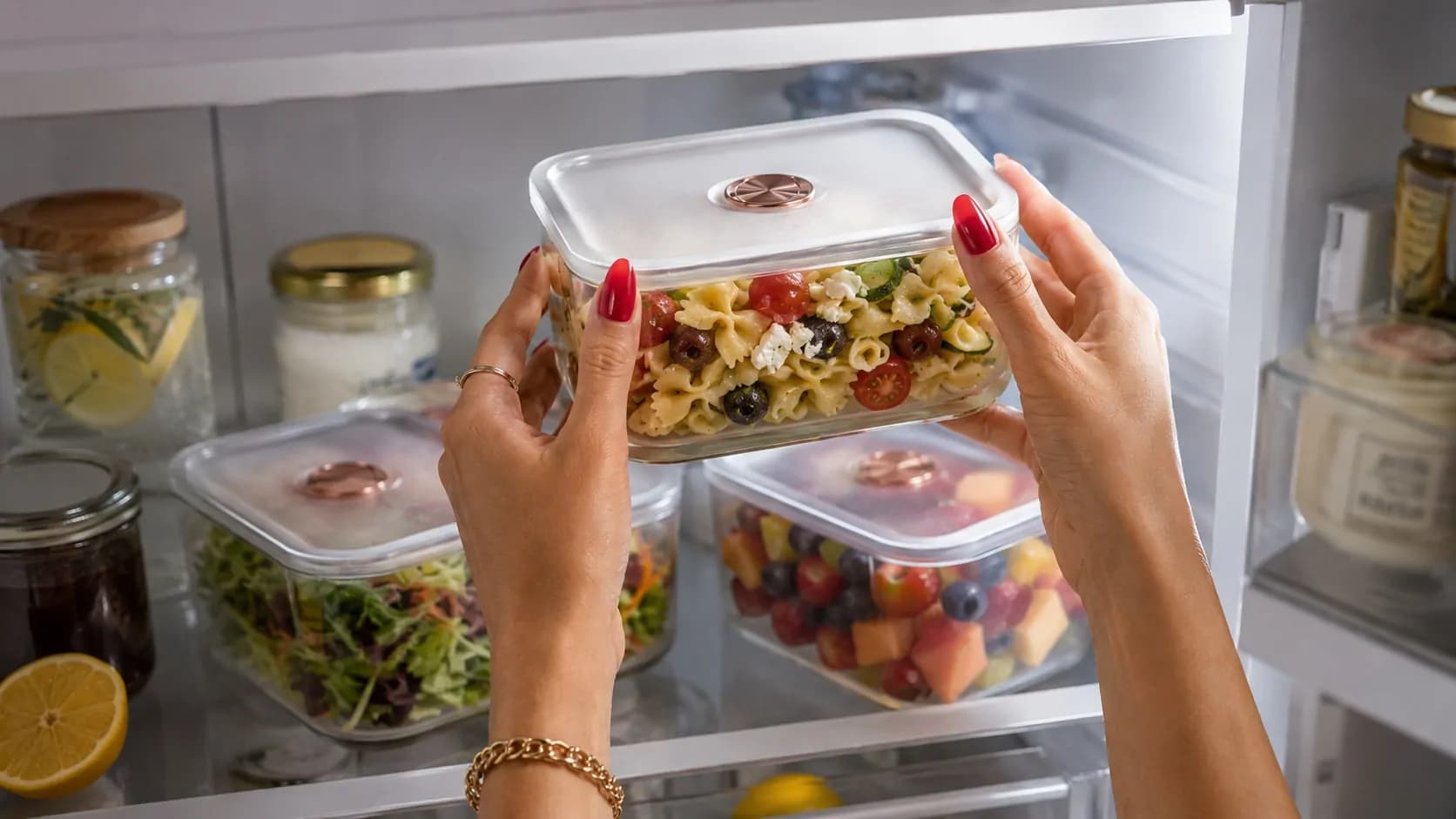 Aprite il frigo e non avete fame: colpa del caldo, non vostra. Ecco cosa metterci per rimediare
